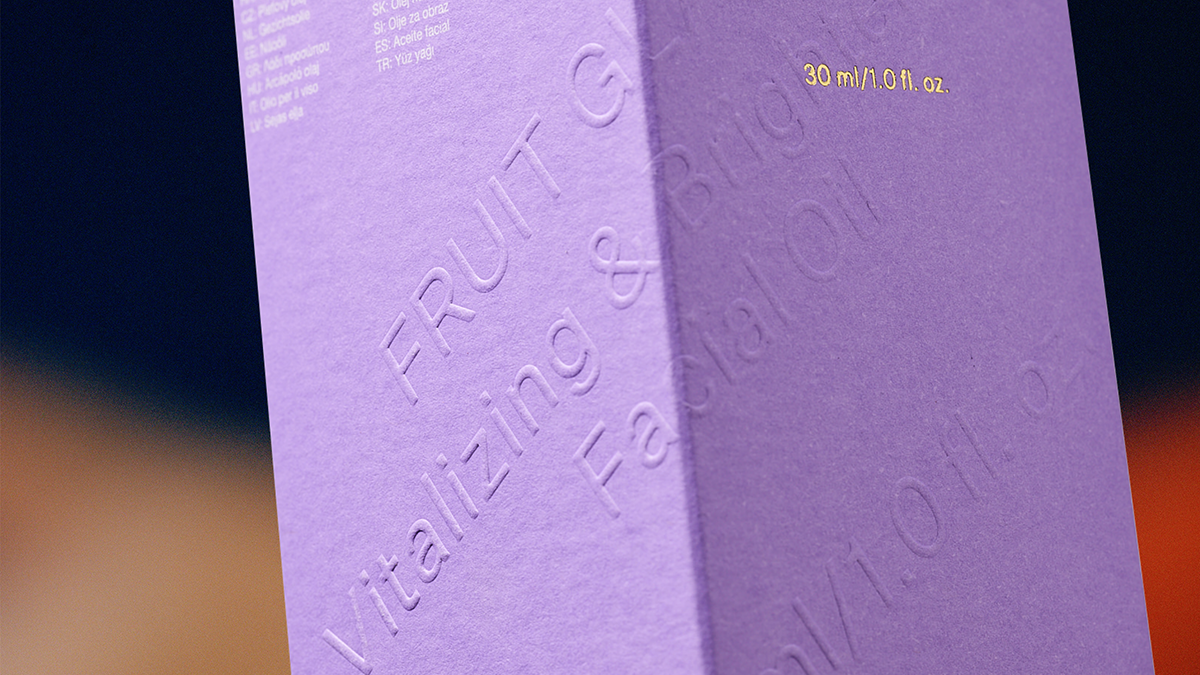 Eine lilafarbene Papierpackung ist mit erhabener Blindprägung beschriftet
