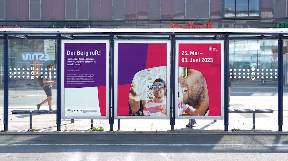 Neues Corporate Design für Erlangen: Plakate für eine Veranstaltung im neuen Corporate Design an einer Bushaltestelle 