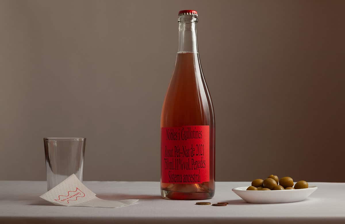 Eine Rosé Weinfalsche mit typografischem Label, das in der Mitte durchgeschnitten ist