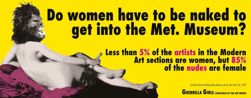 The F* word – Guerrilla Girls und feministisches Grafikdesign. Grafik mit einer nackten Frau und Gorillamaske. Oben steht die Frage »Do women have to be naked to get into the Met. Museum?«