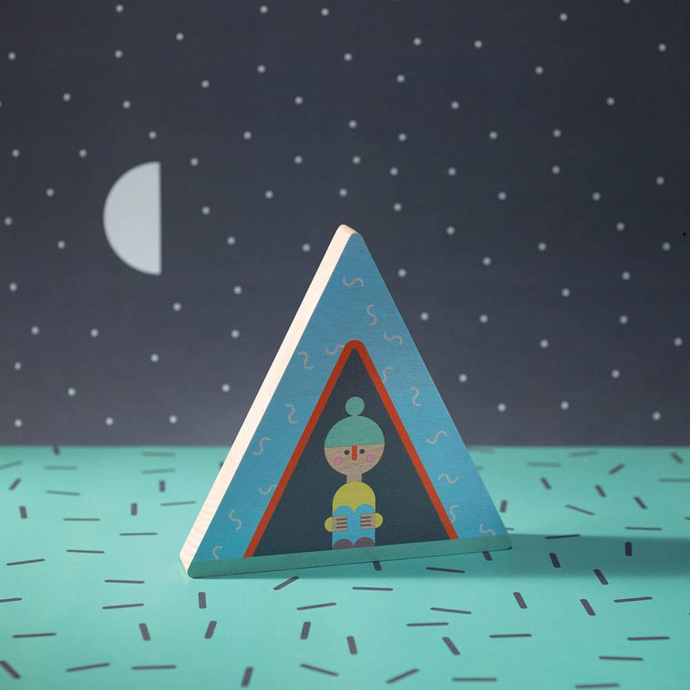 Grafisches und räumliches Animations-Set von Martin Smatana: Ein Kind sitzt in einem Zelt auf einer Wiese in der Nacht. 