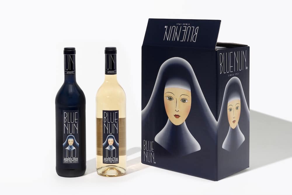 Packaging Design: Weinkarton der Marke »Blue Nun« für sechs Flaschen. Der Karton ist geöffnet, neben dem Karton stehen zwei Flaschen Wein, einmal Rotwein, einmal Weißwein.