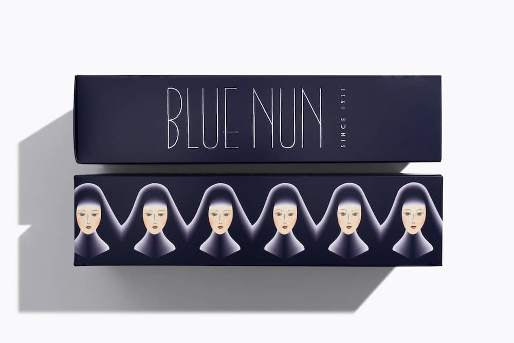 Packaging Design: Weinkarton der Marke »Blue Nun« für Einzelflaschen in zwei Ansichten. Auf der einen Seite sieht man die Illustration der Nonne sechsmal nebeneinander. Auf der anderen Seite den Schriftzug »Blue Nun« im Artdeco-Stil