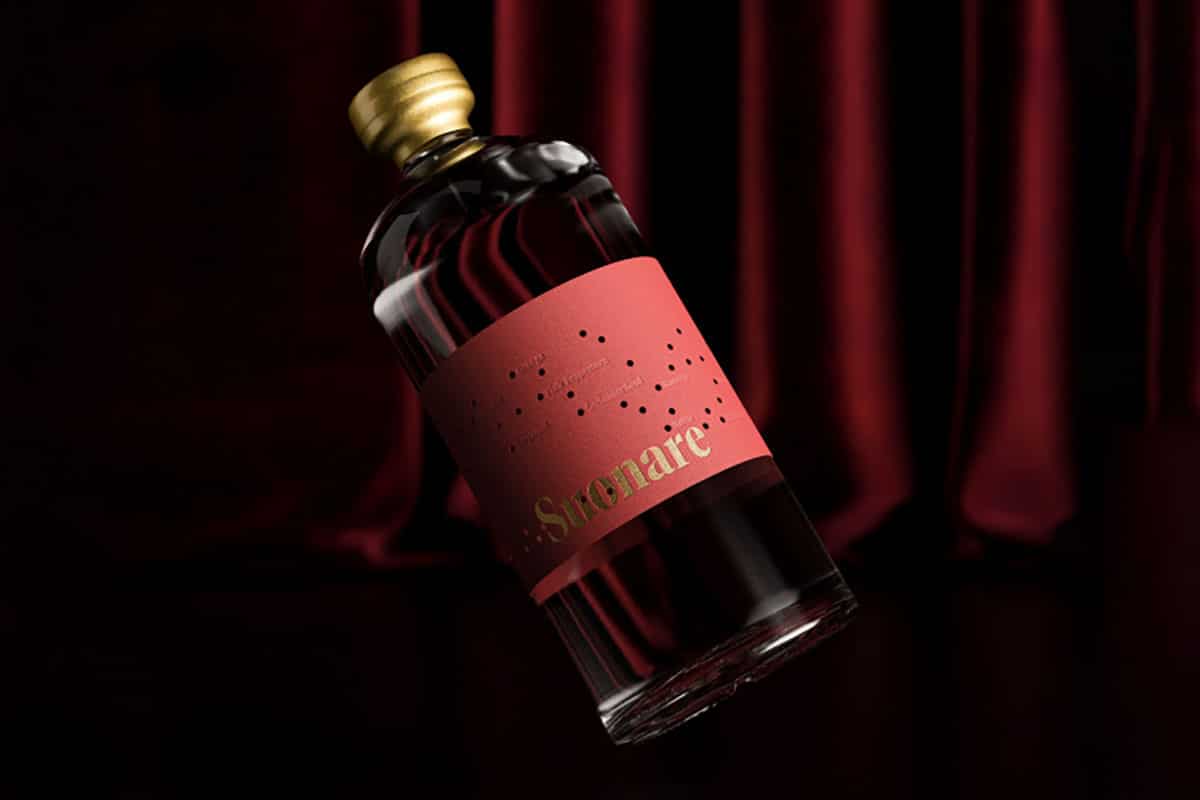 Der Suonare Gin hat ein dunkelrotes Etikett mit ausgestanden Löchern, die für einzelne Geschmacksnoten stehen. 
