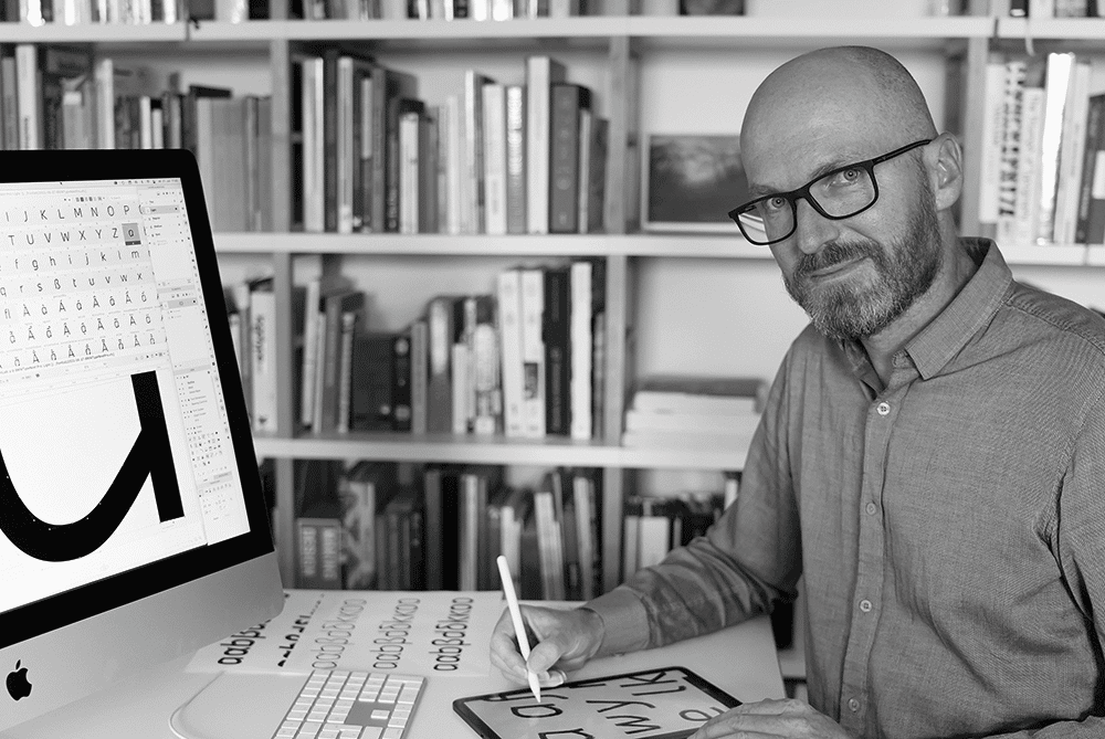 Schwarz-Weiß Porträt von Typedesigner Robert Strauch bei der Arbeit