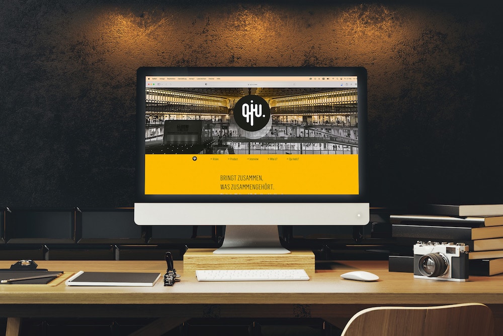 Corporate Design für QJU: In dieser Webansicht auf einem iMac sieht man die Startseite der Firma