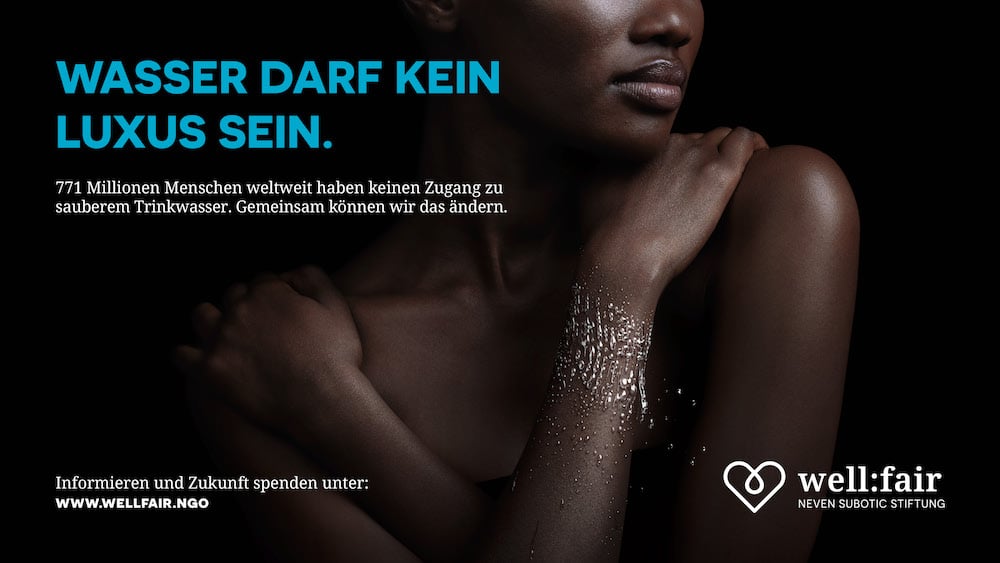 Wasser als Luxus: Awareness-Kampagne zum Weltwassertag. Bild einer schwarzen Frau, die sich selbst umarmt mit einem Armband aus Wasserperlen. Darauf der Slogan: Wasser darf kein Luxus sein. Unten rechts das Logo von well:fair in Herzform