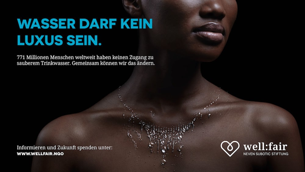 Wasser als Luxus: Awareness-Kampagne zum Weltwassertag. Bild einer schwarzen Frau von kurz unter den Schultern bis kurz über die Nase. Sie trägt ein Collier aus Wasserperlen. Darauf der Slogan: Wasser darf kein Luxus sein. Unten rechts das Logo von well:fair in Herzform