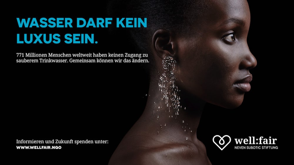 Wasser als Luxus: Awareness-Kampagne zum Weltwassertag. Profilportrait einer schwarzen Frau, die einen luxuriösen Ohrring aus Wasserperlen trägt. Darauf der Slogan: Wasser darf kein Luxus sein. Unten rechts das Logo von well:fair in Herzform