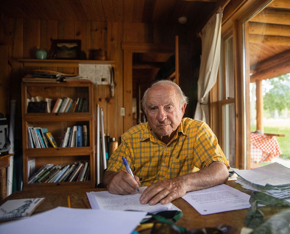 Patagonia-Gründer Yvon Chouinard sitzt am Schreibtisch in seinem Zuhause und schreibt einen Brief