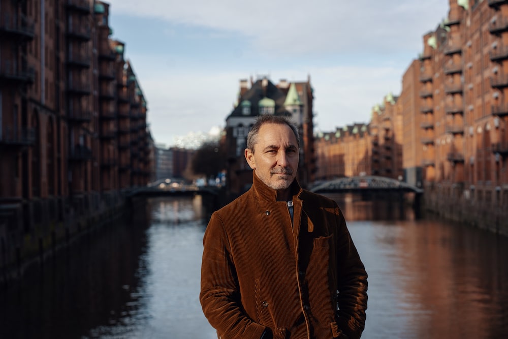 David Droga in der Hamburger Speicherstadt