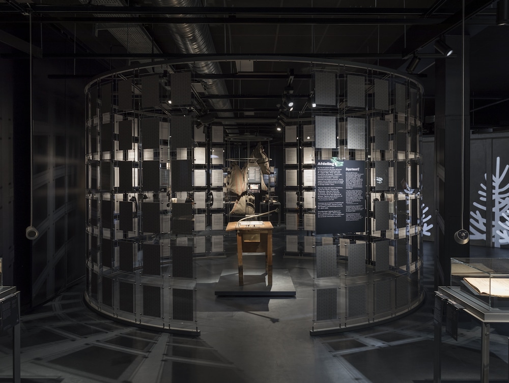Ausstellungsdesign für das »Enigma – Museum for post, tele og kommunikation« von Atelier Brückner: Ungewöhnliches Rondell aus Bildern und Tafeln in der Ausstellung