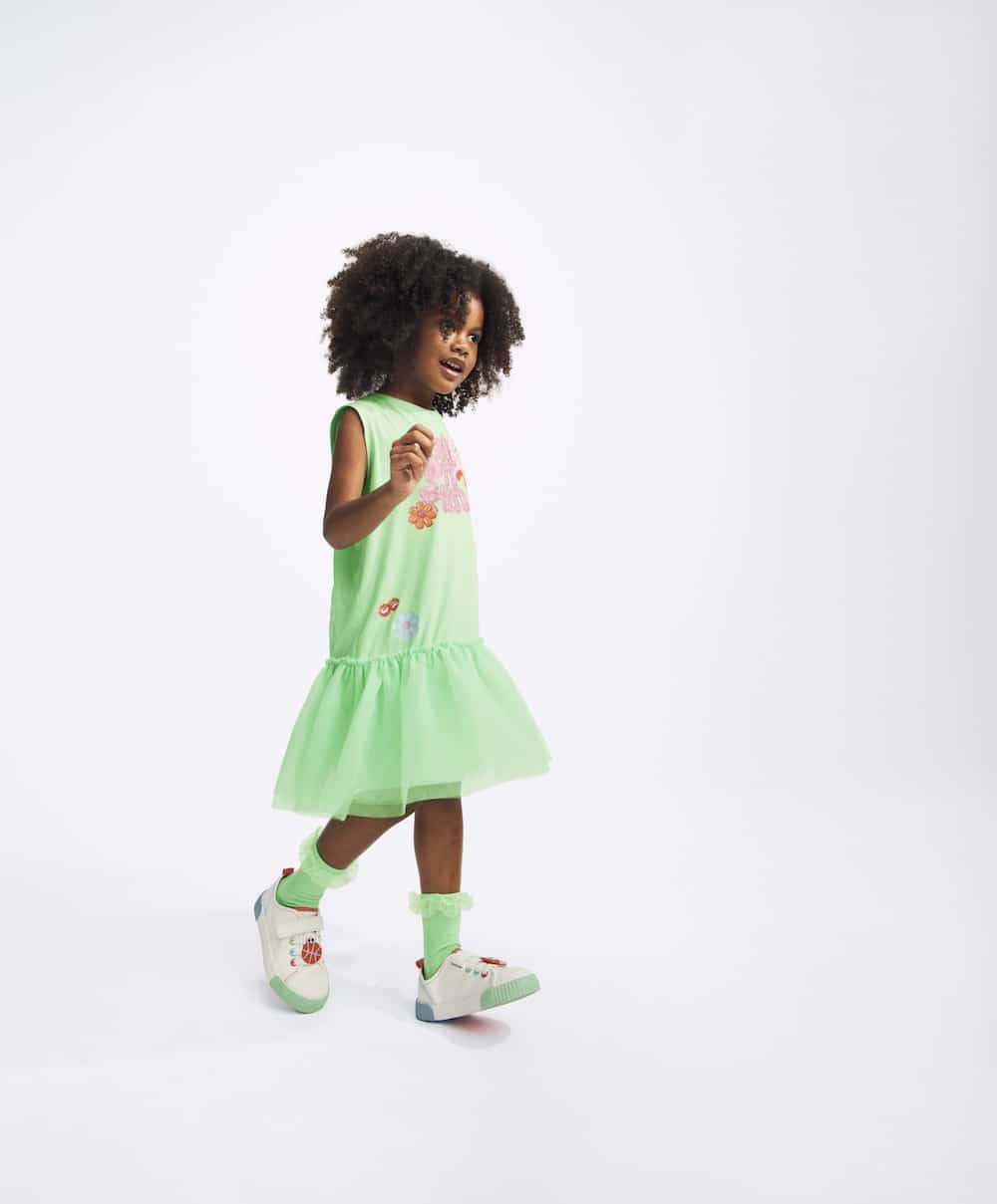 Hellgrünes Kleid von Eva Cremer für eine Kinderkollektion von H&M