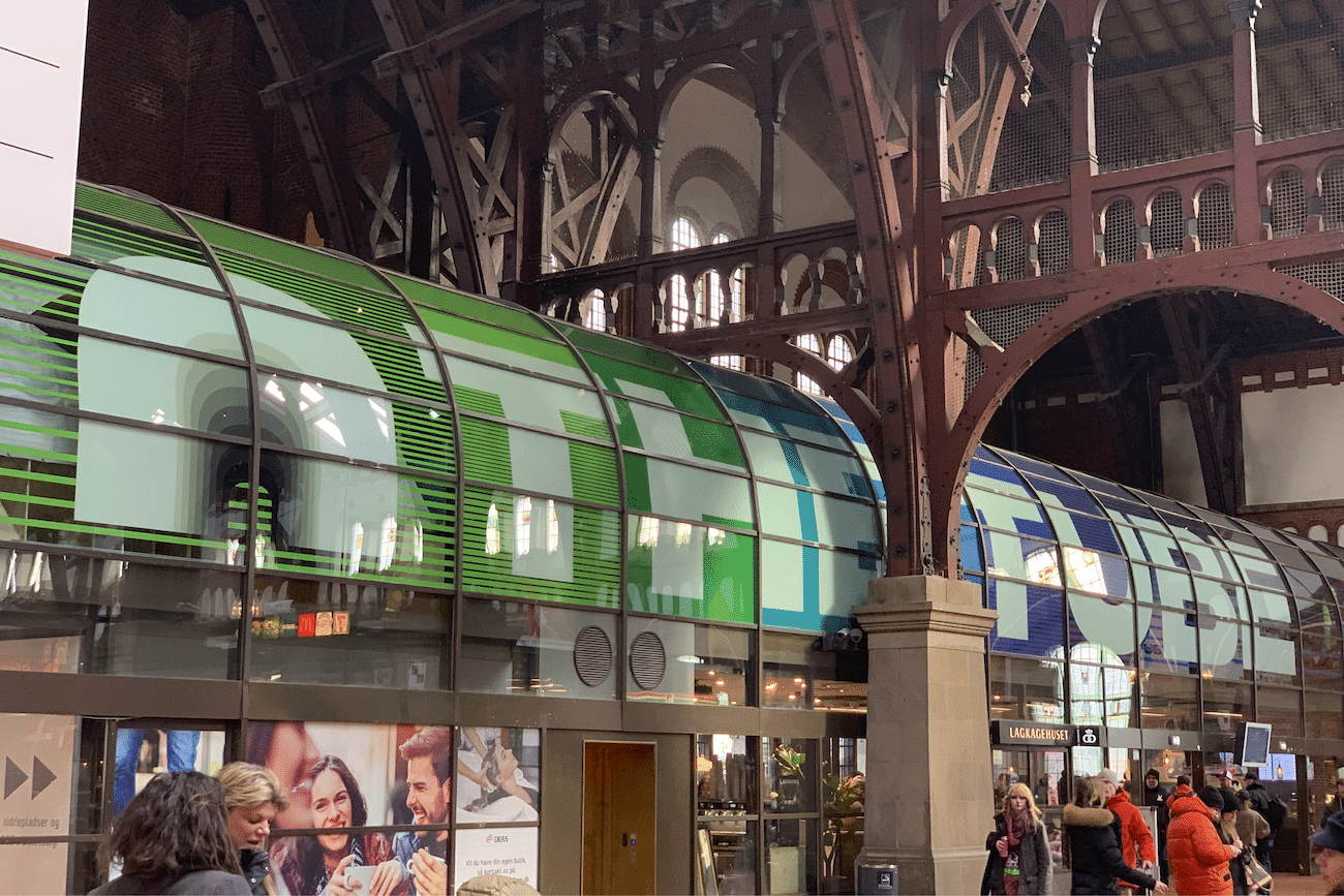 Fassadenfolierung von Immersive Experience The Tube im Kopenhagener Bahnhof