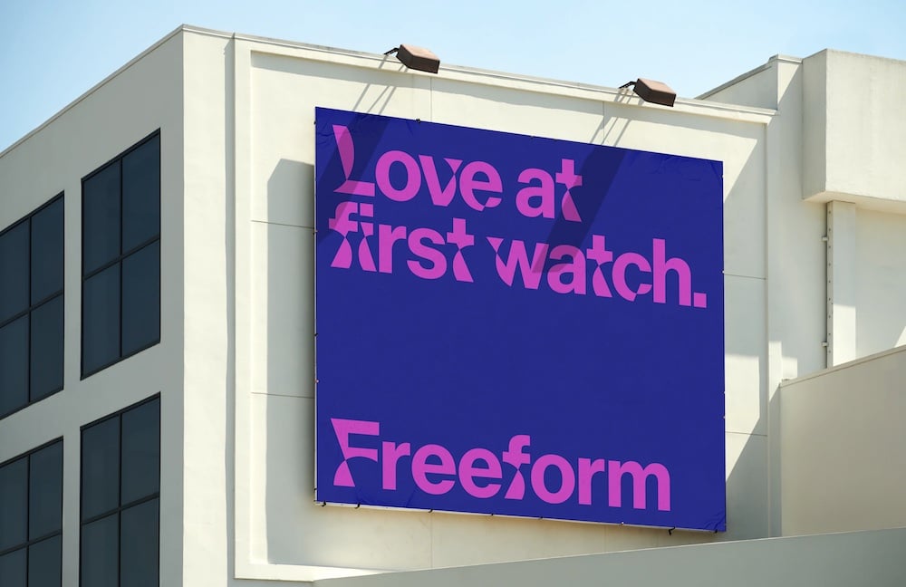 Variable Font »Neue Haas Grotesk«: Riesiges Billboard an Hauswand