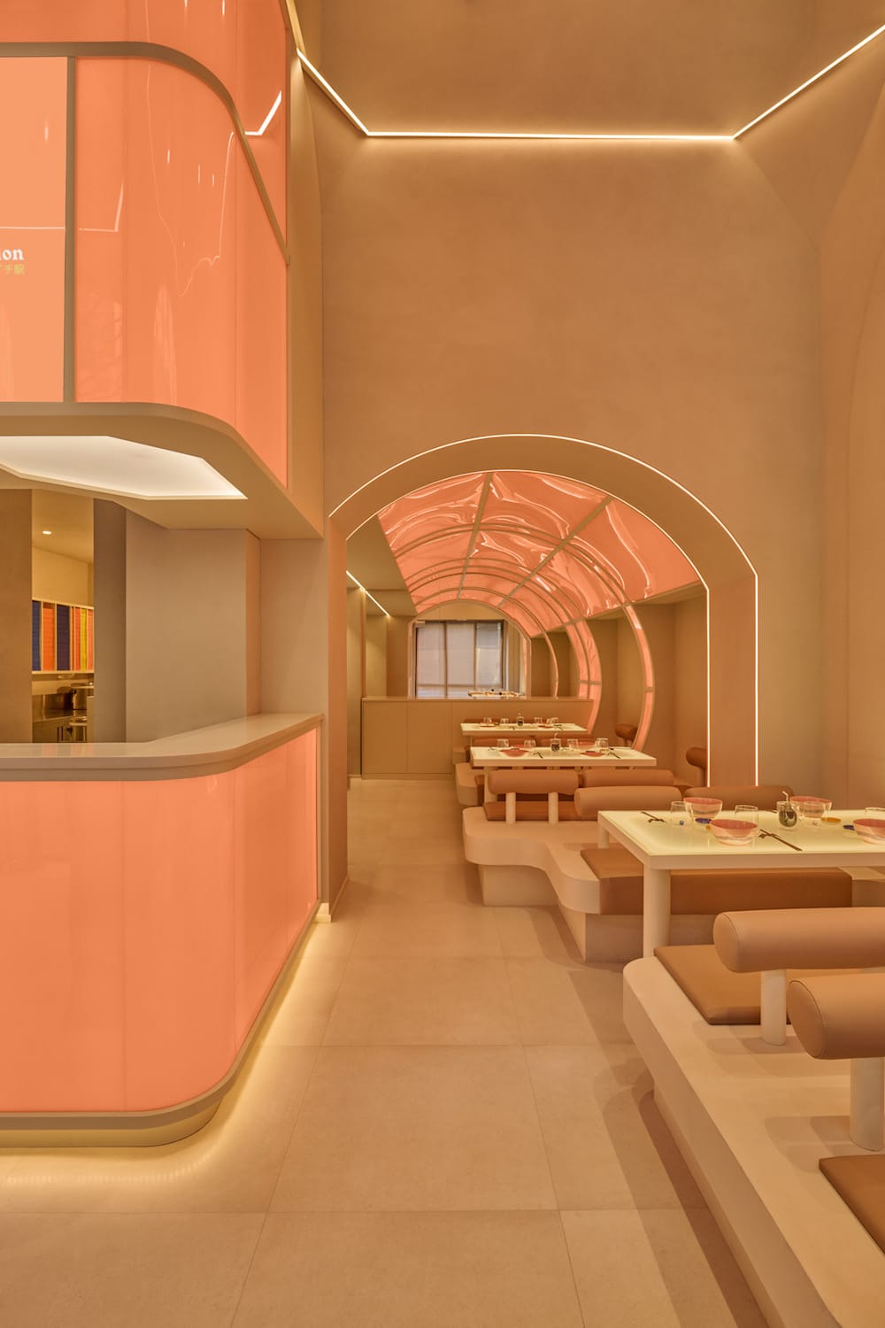 Dieses Restaurant erinnert an ein Raumschiff der 90er Jahre. Interiordesign und Marketing für das Mailänder Sushi Restaurants Ichi Station von der Designagentur Masquespacio