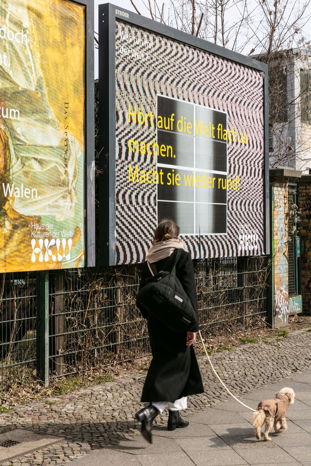 Wolfgang Tillmans »Was tun mit der Welt?«: Große Plakate in der Stadt. Das eine Plakat basiert auf einem Zitat von Marysé Condé