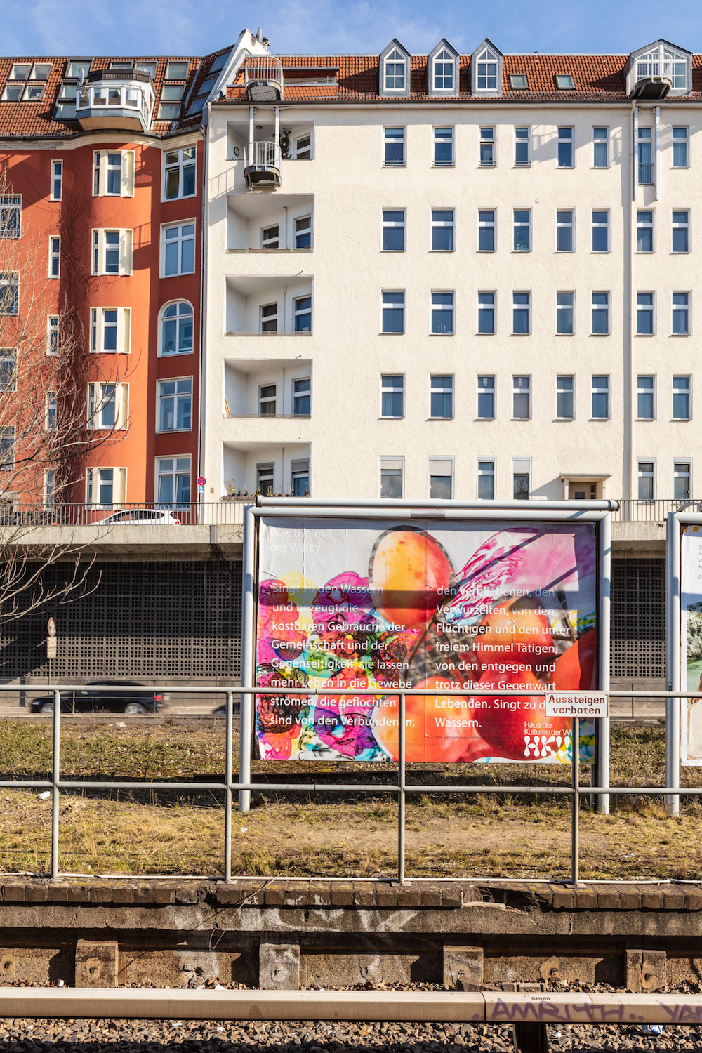 Wolfgang Tillmans »Was tun mit der Welt?«: Große Plakate an den Gleisen der S-Bahn
