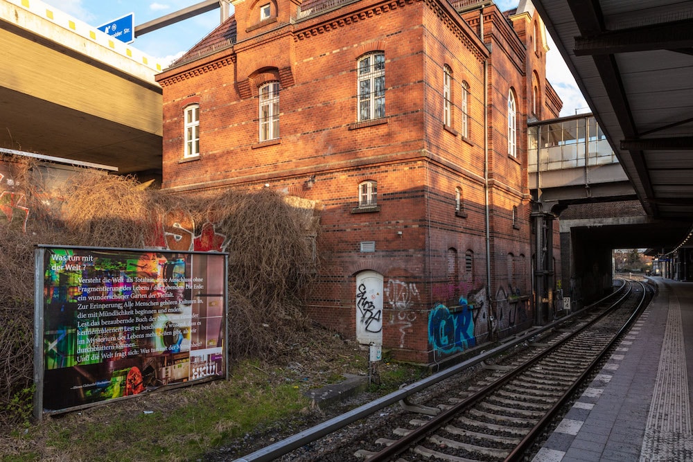 Wolfgang Tillmans »Was tun mit der Welt?«: Plakatierung an einer S-Bahnstation in Berlin