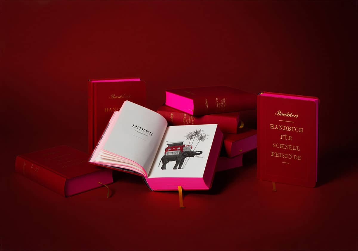 Ein Stapel in rot gebundener Bücher mit Pinke Farbschnitt