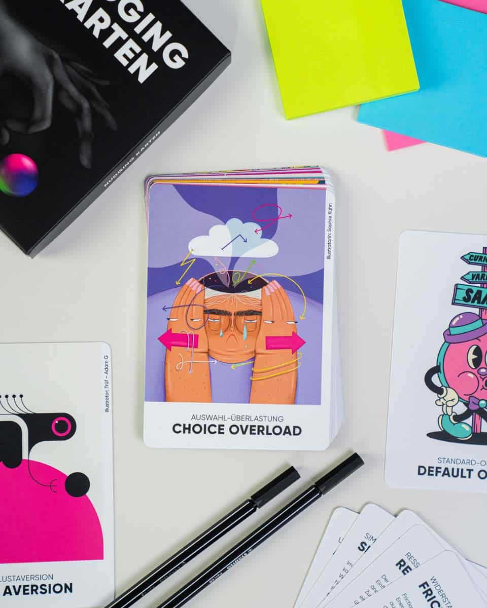 Das Nudging Kartendeck liegt mit einer Karte für Choice Overload oben auf einem Tisch