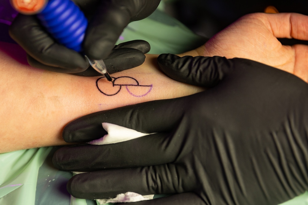 Das kostenlose Tattoo Opt Ink signalisiert die eigene Zustimmung zur Organspende ohne, dass man, wie in Deutschland Pflicht, seinen Organspendeausweis dabei haben muss.