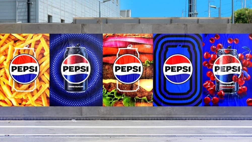 Neues Logo für Pepsi: Plakatwand mit mehreren Plakatvarianten nebeneinander