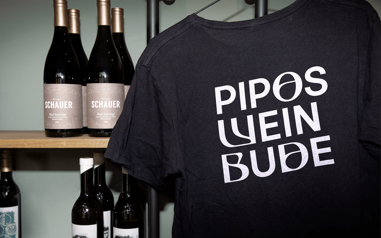 Type- und T-Shirt-Design für Pipos Weinbude von Morphoria