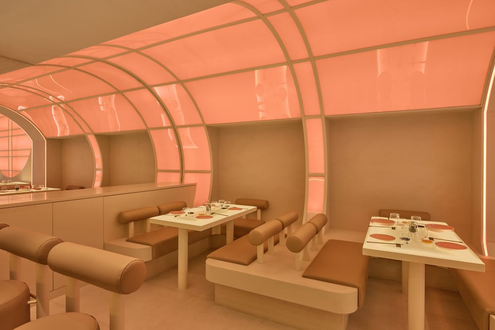 Zeitreise in Pastelltönen: Interiordesign und Marketing für das Mailänder Sushi Restaurants Ichi Station von der Designagentur Masquespacio. 