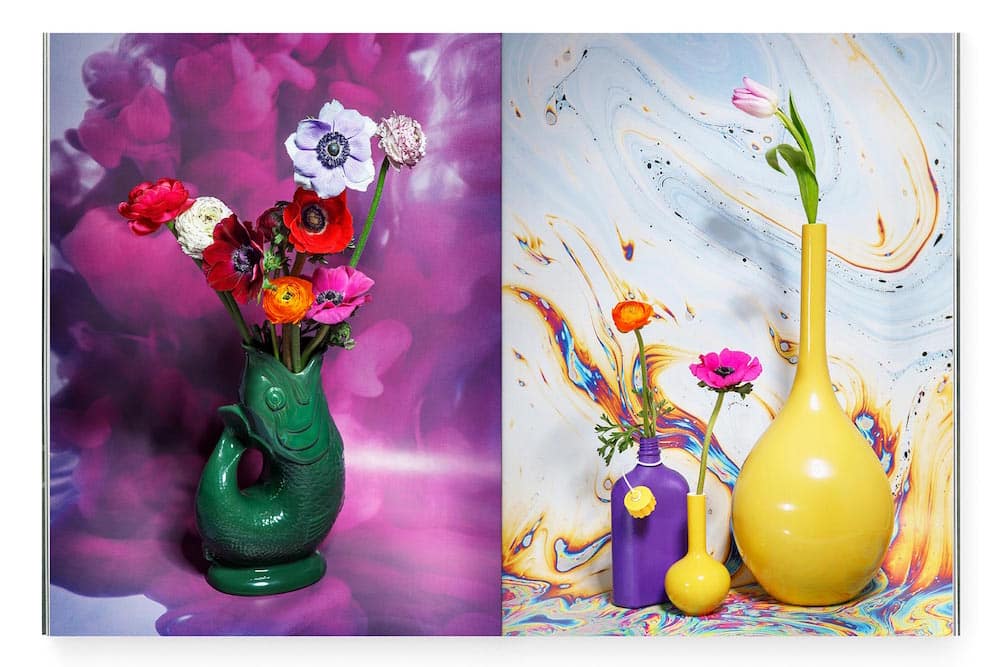 Doppelseite aus dem Schweizer Bauer Magazin. Links ein grüner Fischkrug aus Keramik, in dessen Maul ein bunter Sommerblumenstrauß steht. Rechts mehrere kleine Vasen mit jeweils einer Blume