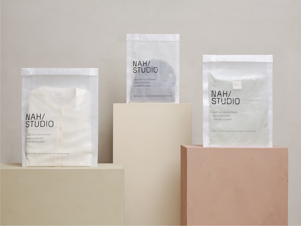 Studio Oeding gestaltet NAH/STUDIO: Kleidung in Papiertüten mit Schriftlogo