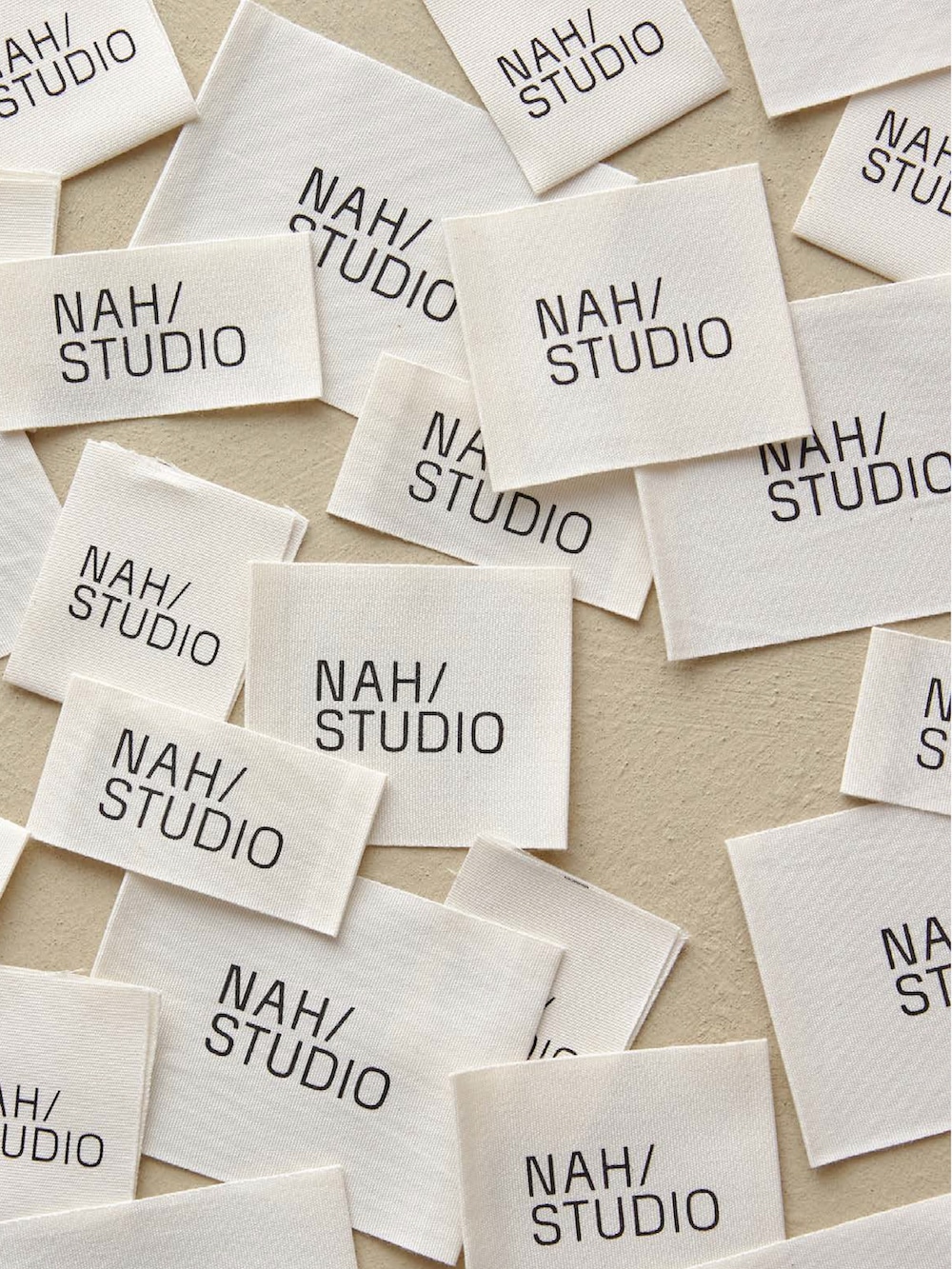 Studio Oeding gestaltet NAH/STUDIO: Webetiketten mit Schriftlogo