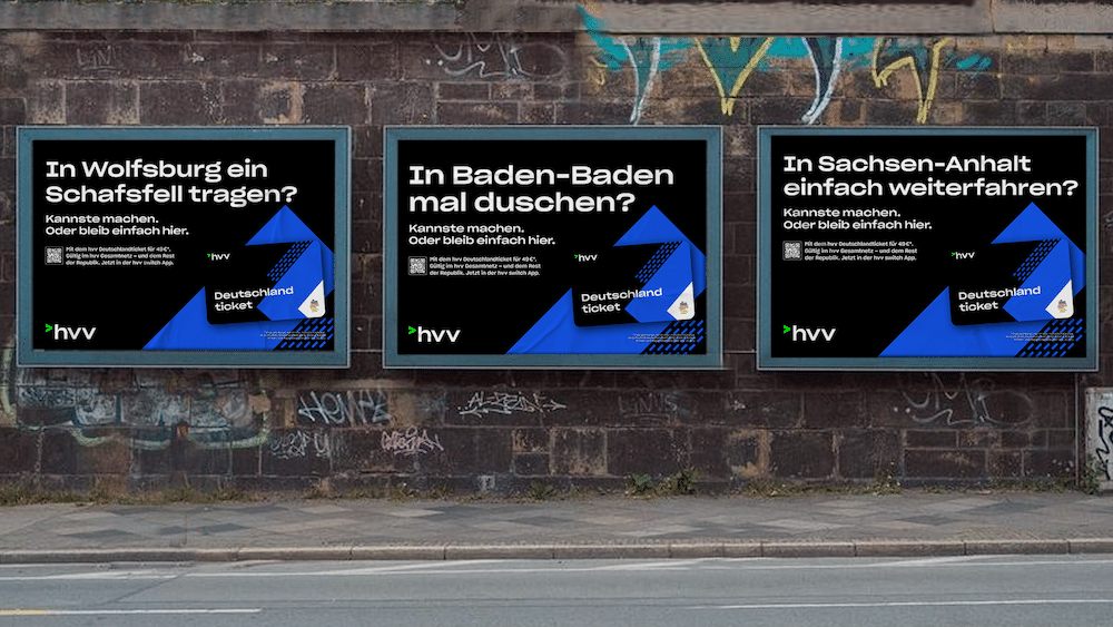 Kampagne für das 49-Euro-Ticket: Drei Billboards in Hamburg werben für das Ticket mit lustigen Sprüchen wie bspw. "In Baden-Baden mal duschen?"