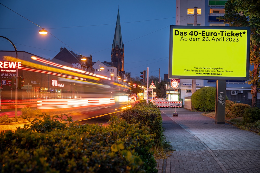 Kampagne der Internationalen Kurzfilmtage Oberhausen: Billboard in quietschgrün in Oberhausen