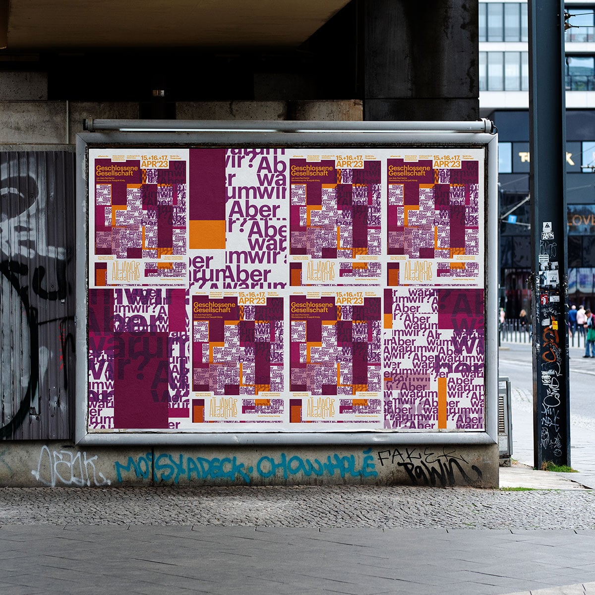 eine Plakatwand mit violetten und orangenen Blöcken, in denen Schrift un Bild variabel platziert sind