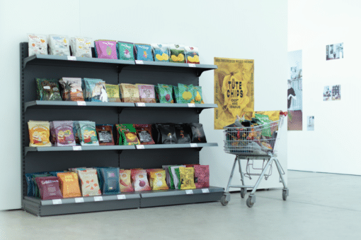 Chipstüten-Designs von HBK-Studierenden in einem Supermarktregal ausgestellt