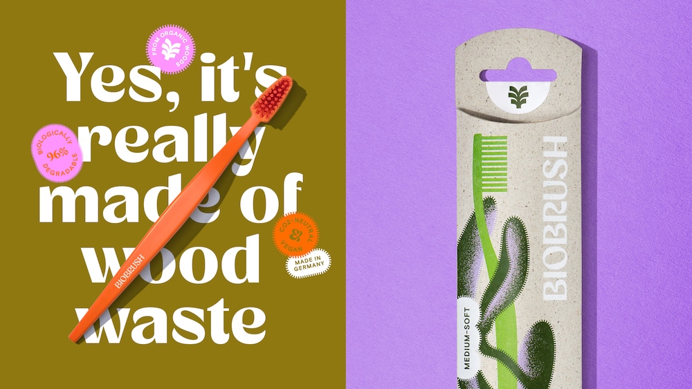 Redesign für die Zahnbürste "Biobrush" von  EIGA Strategic Brand Design. Links ein typografisches Poster, auf dem zu lesen ist "Yes, it's really made of wood waste" und rechts die Abbildung der Zahnbürstenverpackung aus Papier