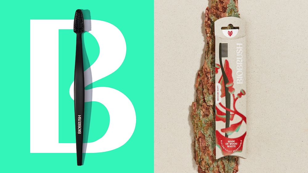 Redesign für die Zahnbürste "Biobrush" von  EIGA Strategic Brand Design. Links eine schwarze Zahnbürste vor einem B. Rechts die Zahnbürstenverpackung vor einem Stück Rinde