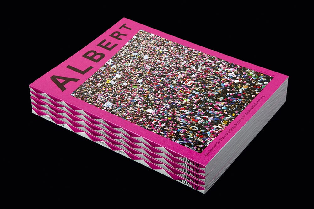 Cover des Kundenmagazins "Albert" mit dem Foto einer Menschenmasse