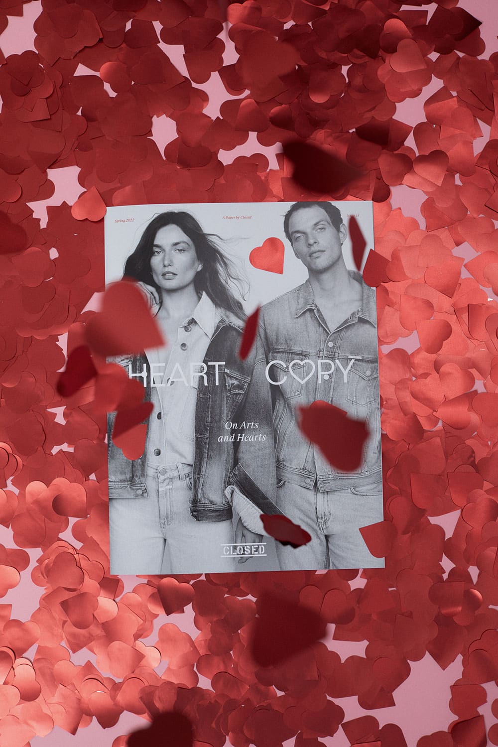 Cover des Closed-Kundenmagazins "Hard Copy" mit dem Titel "Heart Copy" auf einem Bett aus herzförmigem Konfetti. 