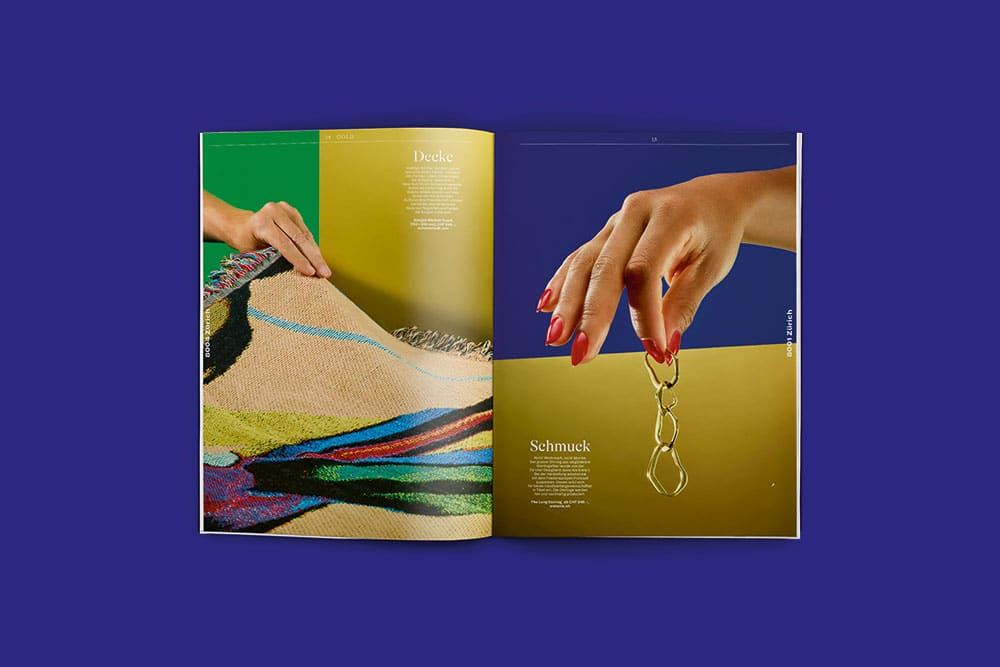 Doppelseite aus dem ZH-Magazin zum Thema "Gold". Auf der linken Seite das Foto einer Hand, die einen Teppich berührt, auf der linken ein Foto einer Hand, die ein goldenes Schmuckstück herunterbaumeln lässt.