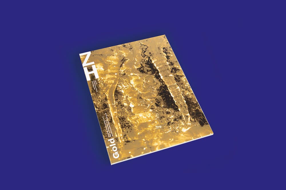 Cover des ZH-Magazins der Ausgabe zum Thema "Gold" mit einer Nahaufnahme von Gold, die durch ihre Nähe zum Objekt Richtung Abstraktion geht