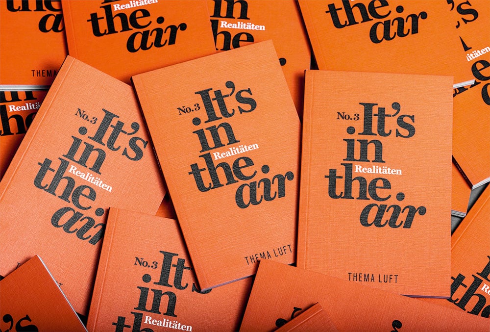 Typografisches Cover des Realitäten-Magazins zum Thema "Luft" in Orange und Schwarz