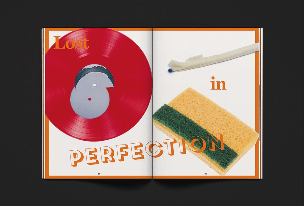 Doppelseite aus dem Kundenmagazin "Realitäten" mit einer Collage aus einer defekten Schallplatte, einem langen Streichholz und einem Schwamm mit beschädigter, rauher Oberfläche. Zu lesen ist "Lost in Perfection"