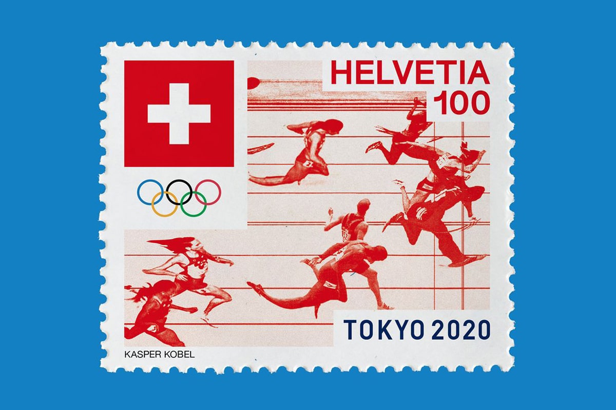Briefmarke anlässlich der Sommerolympiade 2020 in Tokyo. In der linken oberen Ecke die Schweizer Flagge über der olympischen. Rechts oben steht Helvetia 100 und in der rechten unteren Ecke "Tokyo 2020". Im Zentrum der Marke ein rotes Foto von Menschen, die gerade über die Ziellinie der Sprintlaufbahn laufen.