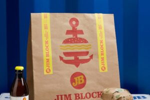 Studio Oeding's Redesign von Jim Block. Tüte mit neuem Logo und Packaging, das Anker und Burger verwebt