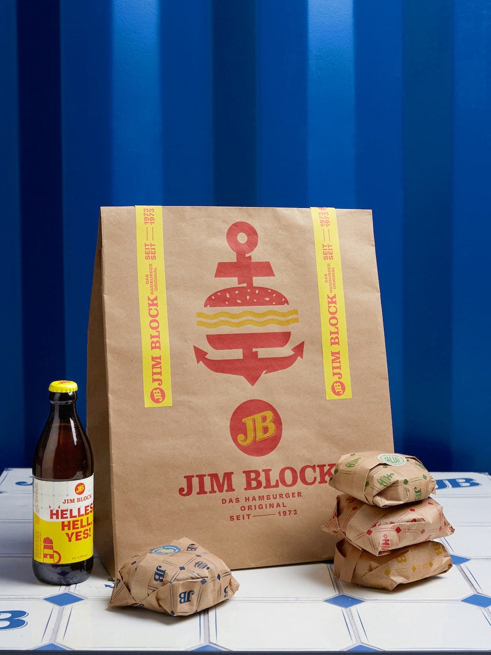 Studio Oeding's Redesign von Jim Block mit Tüte, verpackten Burgern und einer Flasche Helles