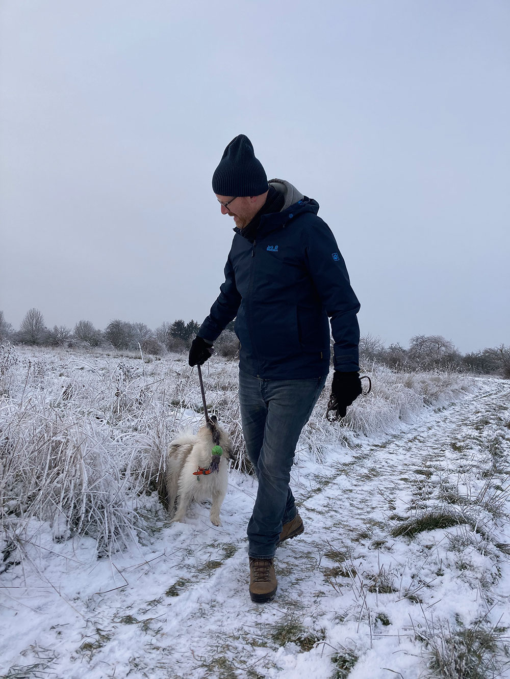 Alexander Haase geht mit seinem Hund im Schnee spazieren