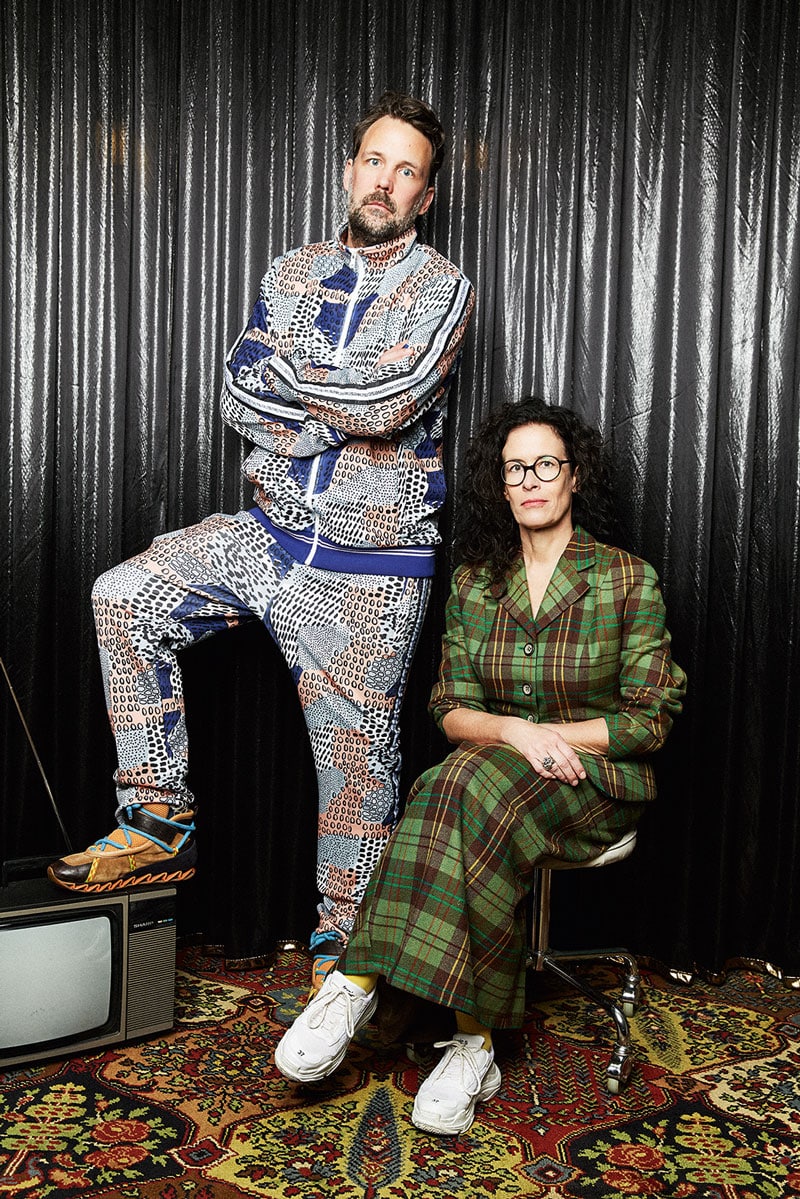 Porträtfoto von Lars Kreyenhagen und Claudia Fischer-Appelt vor einem glitzernden Vorhang