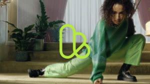 Neues Erscheinungsbild von der Agentur Mutabor für ebay, das jetzt schlicht Kleinanzeigen heißt. Hier das Logo mit junger Frau in Grün